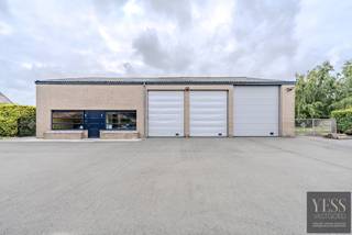 LOODS + BUREAU + WONING!Ontdek deze uitzonderlijke eigendom op een ruim perceel van ca. 2.000 m², ideaal voor wie wonen en ondernemen wil...