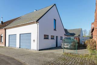 Halfopen bebouwing, gelegen op een royaal perceel van ca 810m² met een mooie straatbreedte van 10,7m. Deze ruime woning, met zorg verbouwd...