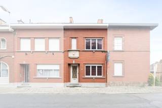 <p><u><strong>Te koop:</strong></u> te renoveren ééngezinswoning in het centrum van Machelen, op een toplocatie nabij park, scholen, openbaar vervoer en alle grote invalswegen.<br /><br />Deze gesloten bebouwing biedt een uitstekende kans voor wie zelf wil vormgeven aan zijn nieuwe thuis. Gelegen in een rustige straat, maar toch vlak bij alle voorzieningen, combineert deze woning het beste van centrale ligging en wooncomfort. Met twee slaapkamers, een stadstuin en een ruime zolder is er veel potentieel om te moderniseren en optimaal te benutten.<br /><br />Wandel door de hele woning via de Walkly.<br /><br /><u><strong>Belangrijkste ruimtes:</strong></u><br />• Inkomhal (8,7 m²)<br />• Woonkamer (30 m²) met veel lichtinval<br />• Keuken (5,2 m²)<br />• Toilet (1,5 m²)<br />• Twee slaapkamers (14,7 m² elk)<br />• Badkamer (3,5 m²)<br />• Polyvalente ruimte (8,6 m²)<br />• Kelder (25 m²)<br />• Zolder (29,14 m²)<br />• Stadstuin (15 m²)<br /><br /><u><strong>Troeven:</strong></u><br />• Te renoveren ééngezinswoning met veel mogelijkheden<br />• Centrale ligging in Machelen<br />• Nabij park, scholen, openbaar vervoer en grote invalswegen<br /><br />Meer informatie? Contacteer Margaux Mulkers via +3223351115<br />JOUW DROOMHUIS. ZO GEVONDEN!</p>