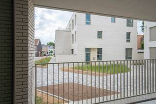 <p>Interesse in dit pand? Neem voor bijkomende informatie of het maken van een afspraak rechtstreeks contact op met Steven Plompen via <strong>+32 498 61 58 86</strong> of <strong>steven@copandi.be</strong>.</p><p></p><p>Dit nieuwbouw gelijkvloers appartement met 2 slaapkamers is ideaal gelegen, op wandelafstand van het centrum van Mechelen, het station, scholen en winkels. Het appartement maakt deel uit van project Maarten op de site van het voormalige ziekenhuis in de Leopoldstraat en werd net opgeleverd . Het appartement wacht m.a.w. op een 1e bewoner.</p><p>Een staanplaats in de ondergrondse parking is inbegrepen in de prijs.</p><p>De gemeenschappelijke kosten bedragen 80 euro/maand.</p><p></p><p>Uiteraard kan u bij dit appartement rekenen op alle moderne comfort, gaande van vloerverwarming, warmtepompen, ventilatiesysteem type D en een E-peil lager dan 30. De verbruikskosten voor dit appartement zullen dus zeer beperkt blijven.</p><p></p><p>De indeling omvat een inkomhal, twee ruime slaapkamers, een badkamer met douche en lavabo, apart toilet en een ruime leefruimte met open keuken, eet- en zithoek. Als afsluiter beschikt het appartement over een aangenaam en ruim terras met zuid-west oriëntatie.</p><p></p><p>✅ Nieuwbouwproject Maarten<br />✅ 2 slaapkamers<br />✅ Zuid-west gericht terras <br />✅ E-peil < 30<br />✅ Warmtepomp en vloerverwarming<br />✅ Centrale ligging nabij station en centrum</p>