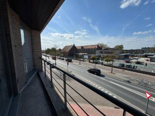 Appartement te huur in Zulte, gelegen aan de Staatsbaan, met vlotte verbinding naar invalswegen. Dit appartement uit 1994 biedt een praktische...