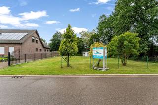 <p><span>Deze grond is uiterst rustig en toch vlakbij het centrum van Veerle (Laakdal) gelegen. Tevens is er een vlotte verbinding naar de autosnelweg (E313).</span></p><p><span> </span></p><p><span>Het bouwperceel heeft een straatbreedte van 24,70 meter en een diepte van enerzijds 45,95 meter en anderzijds 25,69 meter, gelegen in een goedgekeurde (niet vervallen) verkaveling.</span></p><p><span> </span></p><p><span>Extra troeven: Tal van mogelijkheden, Topligging! Geen bouwverplichting!</span></p><p><span> </span></p><p><span>Een ideaal perceel om een mooie gezinswoning op te bouwen! Interesse? Neem vrijblijvend contact op en vraag de bouwvoorschriften op!</span></p><p><span> </span></p><p><span>Kenneth (kenneth.pollet@vastgoedhuys.be) op 0472/03 25 88 of Melissa (melissa.cardaci@vastgoedhuys.be) op 0486/54 71 80.</span></p><p><span> </span></p>