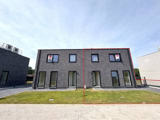 Vous recherchez un bâtiment mitoyen moderne et prêt à emménager dans un endroit facilement accessible ? Cette maison neuve récemment achevée allie un excellent score énergétique à un aménagement extrêmement confortable. Situé sur la Meldertsebaan à Lummen, vous bénéficierez d'un emplacement très central avec une connexion facile vers le centre et les municipalités environnantes. Les écoles, les magasins et les transports en commun sont littéralement à deux pas de la maison. Une opportunité unique pour ceux qui souhaitent louer confortablement avec toutes les commodités à portée de main, tout en profitant de leur propre coin de repos dans le jardin situé derrière.<br /><br />Disposition :<br /><br />Rez-de-chaussée :<br /><br />- hall d'entrée<br />- salon<br />- cuisine<br />- toilettes<br />- rangement<br />- jardin avec terrasse<br /><br />Étage +1 :<br /><br />- 3 chambres<br />- salle de bain<br />- rangement<br /><br />Informations supplémentaires :<br /><br />- Surface de la terrasse 21 m²<br />- étage supérieur avec climatisation<br />- Étiquette EPB : A+ <br /><br />Remarque importante concernant les photos :<br />Les photos présentées ont été prises dans la maison numéro 157. Les unités actuellement disponibles à la location sont les maisons numéro 159 et numéro 161. Bien que ces maisons aient essentiellement des finitions identiques (ou soient construites dans un miroir), les photos peuvent différer légèrement de la réalité en termes de détails. Par exemple, l'arbre du jardin sur la photo ne fait pas partie des maisons actuellement à louer.<br /><br />Le moyen le plus rapide pour visiter cet appartement ? Demandez votre visite via le bouton rouge de notre site Web (www.dewaele.com).<br /><br />Les rendez-vous ne peuvent pas être pris par téléphone. Si vous avez d'autres questions, vous pouvez nous contacter par téléphone au 011 30 50 50.<br /><br />À bientôt !