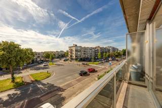 <h2><span>Verzorgd 1-slaapkamerappartement met balcon op centrale ligging in Merksem</span></h2><p><span>Op een centrale locatie aan de </span><span>Lambrechtshoekenlaan</span><span> in </span><span>Merksem</span><span> bevindt zich dit verzorgd appartement. Je woont hier op korte afstand van </span><span>winkels</span><span>, </span><span>scholen</span><span>, </span><span>openbaar vervoer</span><span> en belangrijke invalswegen. Dankzij de nabijheid van het </span><span>Runcvoortpark</span><span>, </span><span>Bouckenborghpark</span><span> én de toekomstige </span><span>Ringparken</span><span> geniet je van steeds meer groene recreatiemogelijkheden in de buurt. </span></p><p><span>Via de inkomhal kom je in de aangename en lichtrijke </span><span>woonkamer</span><span>, die rechtstreeks toegang biedt tot het </span><span>balcon</span><span>. De </span><span>keuken</span><span> is praktisch ingericht en voorzien van de nodige basistoestellen en voldoende kastruimte.</span></p><p><span>Verder beschikt het appartement over een </span><span>ruime slaapkamer</span><span>, een apart </span><span>toilet</span><span> en een </span><span>badkamer</span><span> uitgerust met een ligbad en wastafel.</span></p><p><span>Dankzij de centrale ligging en de praktische indeling is dit appartement een ideale woonst voor een alleenstaande of een koppel.</span></p><p><span>Mogelijke verhuurprijs €750/maand + maandelijkse lasten.</span></p><p><span>Troeven:</span></p><ul><li><span>EPC B = energiezuinig </span><span> </span></li><li><span>Privéberging en fietsenstalling.</span></li></ul><p><span> </span></p><p><span>Interesse? Contacteer ons voor meer informatie of een bezoek op 036466655 of christophe@sinjoor.be</span></p>