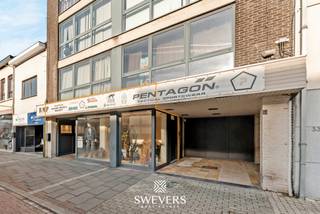 Voor meer info en foto’s, surf naar www.swevers.be – In het hart van Leopoldsburg wacht dit veelzijdige handelspand op een nieuwe invulling. Met...