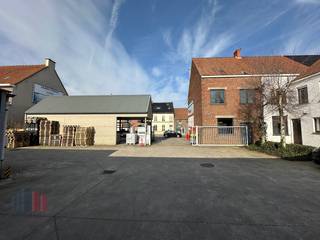 Richtprijs vanaf 495.000€.<br />Dit strategisch gelegen en uiterst veelzijdige pand langs de druk bereden Kortrijkseweg (N43) in Waregem biedt een uitzonderlijke kans voor ondernemers en zelfstandigen.<br />Met een totale bruikbare oppervlakte van ca. 751 m², verdeeld over een ruime woning en een multifunctionele loods, leent het pand zich perfect voor tal van commerciële of professionele toepassingen.
<ul>
	<li><span><strong>Commerciële zichtlocatie:</strong> Dankzij de ligging langs een belangrijke invalsweg geniet u van maximale visibiliteit en continue passage – ideaal voor showroom, kantoor of praktijkruimte.</span></li>
	<li><span><strong>Ruime woonst met potentieel:</strong> De woning (± 251 m²) biedt tal van mogelijkheden tot eigen invulling en afwerking – zonder renovatieverplichting. Perfect voor wie wonen en werken wil combineren.</span></li>
	<li><span><strong>Loods van ± 500 m²:</strong> Met een vrije hoogte van ca. 4,7 m is deze ruimte ideaal voor opslag, atelier, showroom of andere activiteiten.</span></li>
	<li><span><strong>Vlot bereikbaar:</strong> Slechts 5 km van de E17 – snelle verbinding met zowel lokale als regionale verkeersaders.</span></li>
	<li><span><strong>Ruim perceel van 1.435 m²:</strong> Met voldoende parkeergelegenheid vooraan en een verharde binnenkoer voor extra gebruiksgemak.</span></li>
</ul>
Deze eigendom biedt een uitstekende balans tussen residentieel comfort en professionele mogelijkheden – een zeldzame combinatie op een toplocatie!<br /><br />Neem contact op met <strong>PANORAMA B2B</strong> voor bijkomende (technische) inlichtingen, plannen of een vrijblijvend plaatsbezoek op het nummer <strong>056 222 256</strong>.<br /> 