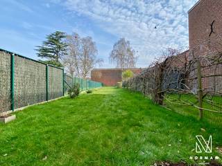 Het betreft een woning met een fijne inkom, apart toilet en douchekamer en trap naar het verdiep.Hierna komen we in de leefruimte. Een lang gestrekte...