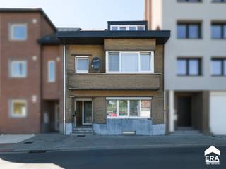 <p>In Hoeselt, aan de Oude Statiestraat 39, bevindt zich deze gerenoveerde woning. In 2018 werd het huis volledig gestript en vernieuwd, met onder meer nieuwe vloeren, plafonds en een vernieuwd dak.<br />Hier woon je comfortabel met alle voorzieningen binnen handbereik: supermarkten, een bakker, dokter en apotheek liggen in de directe omgeving. Bovendien bereik je de oprit van de E313 al op minder dan 1,5 km. Zowel het centrum van Tongeren als Bilzen liggen op minder dan 15 minuten rijden. Natuurliefhebbers kunnen zich dan weer uitleven in de vele fiets- en wandelroutes in de omgeving.</p>
<strong><u>Indeling</u><br />Kelder</strong><br />De woning is deels onderkelderd.<br /><br /><strong>Gelijkvloers</strong>, bestaande uit:
<ul><li>Inkomhal met apart toilet (met handenwasser)</li><li>Woonkamer met eetruimte</li><li>Open keuken met zithoek. Hier geniet je van veel natuurlijk lichtinval dankzij de twee dakkoepels</li><li>Wasplaats met inbouwkasten</li></ul>
<strong>Verdieping</strong>, bestaande uit:
<ul><li>Nachthal</li><li>Slaapkamer 1</li><li>Slaapkamer 2</li><li>Badkamer met toilet, wastafel en douche</li></ul>
<strong>Zolder</strong>, bestaande uit:
<ul><li>Nachthal</li><li>Slaapkamer 3</li><li>Slaapkamer 4: kinderkamer of bureau</li></ul>
<strong>Exterieur</strong><br />Buiten geniet je van een ruime tuin met verhard terras<br /><br /><u><strong>Troeven</strong></u>
<ul><li>EPC label B, dus géén renovatieverplichting</li><li>Elektriciteit conform</li><li>Zolder gerenoveerd in 2026</li><li>10 zonnepanelen en thuisbatterij</li></ul>
