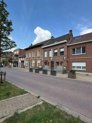 Deze veelzijdige handelswoning beschikt momenteel over een handelspand op het gelijkvloers en een afzonderlijke woonruimte op de verdieping.<br />Gelegen op een perceel van ca. 203 m², met een totale oppervlakte van ca. 181 m². De eigendom biedt verschillende mogelijkheden voor wie wonen en werken wil combineren, een handelsactiviteit wil uitbaten of de woning verder naar eigen wensen wil aanpassen.<br />Centrale ligging in Haasdonk, nabij winkels, scholen, horeca en belangrijke verbindingswegen.<br />Een interessante eigendom met karakter en mogelijkheden.<br />Perceel: ca. 203 m² | Totale opp.: ca. 181 m² | Straatbreedte: ca. 7,5 m<br />