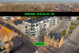Op een toplocatie aan het station van Diksmuide bevindt zich dit ruim en instapklaar nieuwbouwappartement met 3 slaapkamers in Residentie Patersvat. Dankzij de centrale ligging geniet u van een uitstekende verbinding en bevinden winkels, supermarkten, horeca en openbaar vervoer zich op wandelafstand. Dit energiezuinig appartement is ideaal als eigen woonst of als interessante vastgoedinvestering in Diksmuide.<br /><br />Het lichtrijke gelijkvloerse appartement wordt betreden via de verzorgde gemeenschappelijke inkomhal met brievenbussen. Via de inkomhal met apart gastentoilet komt u terecht in de ruime leefruimte met gezellige bureauhoek en grote raampartijen die zorgen voor veel natuurlijk licht. De moderne open keuken is volledig uitgerust met kwalitatieve AEG-toestellen, waaronder een combi-oven, vitrokeramische kookplaat, dampkap, koelkast, vaatwasmachine en spoelbak.<br /><br />Verder beschikt het appartement over 3 volwaardige slaapkamers, een moderne badkamer met lavabo en inloopdouche en een praktische berging waar alle technieken netjes zijn ondergebracht. Extra troeven zijn de 2 ruime terrassen van 7,52 m² en 25 m², waar u in alle rust kan genieten van het buitenleven.<br /><br />Daarnaast beschikt Residentie Patersvat over een gemeenschappelijke fietsenberging, wat extra comfort biedt voor bewoners.<br /><br />Bent u op zoek naar een instapklaar appartement met 3 slaapkamers te koop in Diksmuide of wenst u te investeren in nieuwbouwvastgoed op een centrale ligging? Dan is dit een unieke opportuniteit. Contacteer ons vandaag nog voor meer informatie of een bezoek ter plaatse.<br /><br />