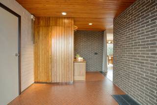 deze architectenwoning in open bebouwing bevindt zich aan de rand van het centrum van Lubbeek. De woning heeft aangename, heldere en open leefruimtes op het gelijkvloers, een mezzanine en 3 kamers op de verdieping en een kelderverdieping met dubbele, inpandige garage. De tuin aan de woning is volledig aangelegd en biedt zowel voor- als achteraan vergezichten op de omliggende velden.
Architectenwoning
Omvattende:
Gelijkvloers: inkomhal, zit- en eetkamer, keuken, berging en wasplaats, toiletruimte
Eerste verdieping: mezzanine, 3 slaapkamers, badkamer
Kelderverdieping: dubbele garage, chauffageruimte en 3 bergingen
Inrit, terras en tuin: inrit, aangelegde tuin met terras
Ligging: de woning bevindt zich aan de rand van het centrum van Lubbeek en biedt alle faciliteiten in de nabije omgeving. Bushaltes zijn vlakbij, het station van Vertrijk bevindt zich op 8 km en de aansluiting met de E40 of de ring rond Leuven is op een 10-tal km afstand.
Bekijkt u dit pand via één van onze aanverwante websites, dan verwijzen wij u graag door naar onze eigen website. https://www.itimmo.be/bollenberg-77-lubbeek