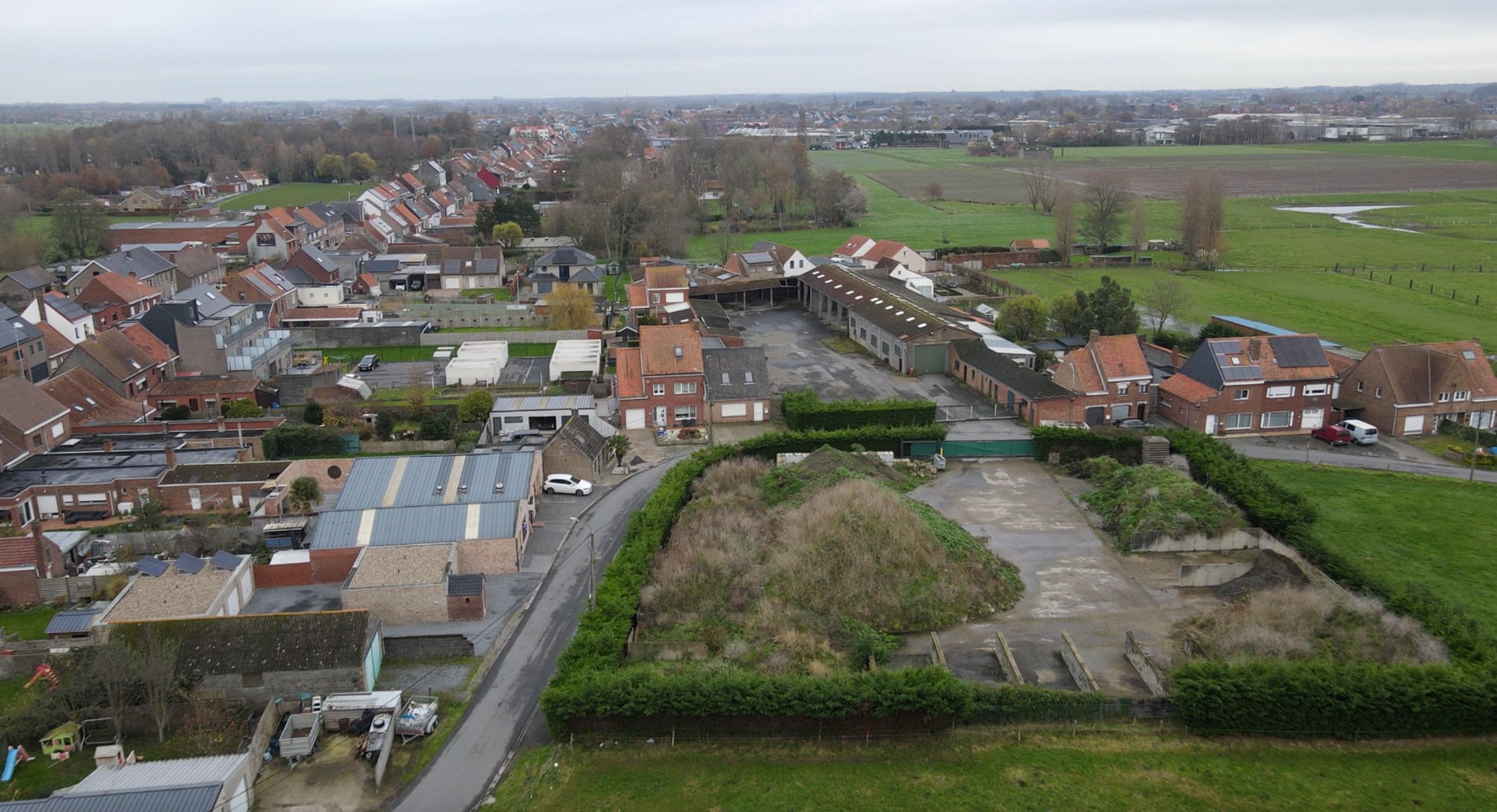 Perceel bouwgrond (292 m²) bestemd voor gesloten bebouwing nabij centrum Eernegem - foto 2