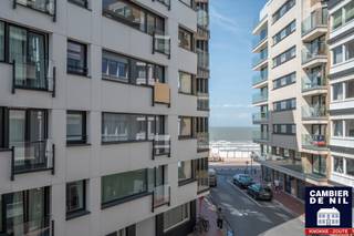 Appartement intemporel, récemment entièrement rénové, avec vue latérale sur la mer, situé près de la Place Albert et de la Place du Triangle. Composition : entrée avec toilettes invités et vestiaire. Séjour avec cuisine ouverte entièrement équipée, coin repas, et salon accueillant. Depuis le séjour, vous pouvez profiter d'une belle vue latérale sur la mer et d'une vue sur la Kustlaan. Espace de rangement prévu pour l'installation d'un lave-linge et d'un sèche-linge. Chambre principale avec placards intégrés et salle de bains attenante. Deuxième chambre avec salle de douche. Troisième chambre/bureau. Cave privée dans la résidence. (CPE 114 kWh/m²)