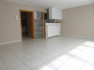 Lichtrijk appartement op de eerste verdieping (zonder lift) in een kleinschalig gebouw vlakbij het station. Woonkamer met terras aan de...