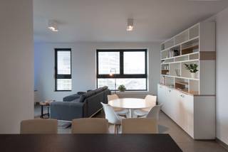 Ontdek dit uitzonderlijke en instapklare appartement op de 5de verdieping van de iconische London Tower, gelegen op het hippe Eilandje in Antwerpen. Hier woont u op toplocatie met een adembenemend zicht over de stad<br />Dit recent herschilderde en gemeubelde appartement combineert luxe, comfort en licht in een modern geheel.<br />Indeling<br />•Inkomhal met gastentoilet en praktische berging met aansluiting voor wasmachine en droogkast<br />•Zeer lichtrijke leefruimte dankzij de grote raampartijen en de gunstige hoekligging<br />•Aansluitend terras van ca. 4 m²<br />•Open, moderne keuken met ingebouwde toestellen en ruim werkblad<br />•Twee volwaardige slaapkamers, beide met ingemaakte kasten<br />•Badkamer met wastafel en stijlvolle inloopdouche<br />Troeven van het gebouw (bouwjaar 2008)<br />•EPC-score A<br />•Hoogrendementsglas in aluminium profielen<br />•Twee liften (waarvan één geschikt voor grote meubelstukken)<br />•Representatieve inkomhal met onthaal en conciërgeservice (elke voormiddag)<br />•Afgesloten fietsenberging met badge<br />•Bringme-box voor veilige pakketontvangst<br />•Intern afvallokaal met externe ophaling<br />Gelegen op slechts 200 meter van het nieuwe ZAS ziekenhuis.<br />Ligging<br />Topligging op het Eilandje, één van de meest gegeerde buurten van Antwerpen:<br />•Tramhalte voor de deur<br />•Slechts 10 minuten wandelen tot aan de kathedraal<br />•Vlotte verbinding naar de Ring en belangrijke invalswegen<br />•Nabij parken, winkels, horeca, jachthaven en culturele hotspots<br />Geniet van een uitzonderlijk rustige woonervaring dankzij de ligging, midden in het bruisende stadsleven.<br />________________________________________<br />Extra troef voor investeerders<br />Het appartement is momenteel verhuurd op lange termijn, wat het eveneens een interessante en zorgeloze investering maakt.<br />________________________________________<br />Ideaal voor jonge koppels, young professionals, expats of investeerders die op zoek zijn naar comfort, bereikbaarheid én een spectaculair uitzicht als dagelijkse luxe.<br />Interesse? Contacteer ons voor meer informatie of een bezoek ter plaatse.