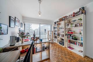 Information and viewings: anastasia.seider@weinvest.be<br />| 02 315 77 22 |<br /><br />We Invest is pleased to present this three-bedroom apartment, located on the 3rd floor.<br /><br />With a surface area of 105 m², it is situated in a quiet street while benefiting from a strategic location in immediate proximity to all amenities. The apartment stands out for its generous volumes and beautiful natural light.<br /><br />Located on the 3rd floor of a well-maintained 7-storey building and harmoniously laid out, it features three comfortable bedrooms, two bathrooms, and a spacious, bright living room ensuring a pleasant living environment on a daily basis.<br />Its main asset lies in its two large, ideally oriented outdoor spaces, allowing you to fully enjoy natural light throughout the day.<br /><br />The apartment is in good overall condition, fitted with PVC double-glazed windows and benefits from an excellent EPC rating.<br />EPC C+ – 107 kWh/(m².year) – CO₂: 27 kg/(m².year).<br /><br />A cellar completes the property.<br /><br />The well-managed co-ownership includes a new cogeneration boiler, a secure bicycle storage room, and a waste disposal room.<br />An ideal property for a family or as an investment combining comfort, space, and brightness.<br />Ready to welcome its new owners.<br /><br />Information and viewings: anastasia.seider@weinvest.be<br /> | 02 315 77 22