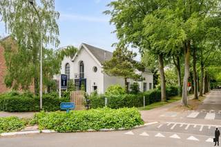 Op een boogscheut van het centrum, volledig gerenoveerde woning met 3 slaapkamers en bureau.Sfeervolle tuin met bomenbestand en ZW oriëntatie.Op...