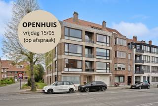 <p>Op een gegeerde ligging in de wijk Kristus-Koning, langs de Leopold I-laan te Brugge, bevindt zich dit lichtrijk hoekappartement met een doordachte indeling en aangename ruimtes. Dankzij de hoekligging geniet u hier van extra lichtinval en een open gevoel.</p><p>Via de inkomhal bereikt u de ruime leefruimte, ideaal voor een gezellige zithoek en eetplaats. Aansluitend bevindt zich de afzonderlijke keuken. Verder beschikt het appartement over twee volwaardige slaapkamers (ca. 14 m² en 18 m²), een badkamer met douche en wastafel, een apart toilet en praktische bergmogelijkheden.</p><p>Het appartement heeft een bewoonbare oppervlakte van ca. 100 m² en beschikt over een EPC-label B (185 kWh/m² jaar), wat zorgt voor een gunstige energieprestatie . Bovendien is het appartement asbestveilig, wat extra gemoedsrust biedt .</p><p>Gelegen in een residentiële buurt, op wandelafstand van winkels, scholen en het centrum van Brugge, combineert deze eigendom comfort met een uitstekende bereikbaarheid.</p><p>Exttra ruime garage optioneel bij te kopen à € 35.000, de private berging inbegrepen in de aankoopprijs.</p><p>Een interessante opportuniteit voor zowel eigen bewoning als investering.</p><p>Interesse?</p>