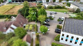 Deze bouwgrond ligt tussen de Anzegemseweg en de Industrielaan. Je komt tot aan het perceel via een automatische poort met oprit tot aan het...