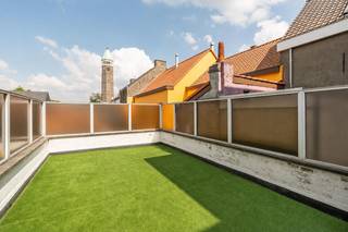 <p>Te koop: instapklaar halfopen appartement in Gent, nabij de Gentbrugse Meersen en belangrijke invalswegen.</p>

<p>Dit appartement (bouwjaar 1978) biedt twee comfortabele slaapkamers, een energiezuinig EPC-label B (115 Kwh/m2) en is uitgerust met zonnepanelen. Het ruime, zongerichte terras van 65 m² vormt een echte troef voor wie graag buiten leeft. De ligging aan de Brusselsesteenweg zorgt voor vlotte verbindingen, terwijl openbaar vervoer en natuurgebieden op korte afstand liggen.</p>

<p>Belangrijkste ruimtes:<br />• Lichte woonkamer met directe toegang tot het terras<br />• Functionele keuken met voldoende opbergruimte<br />• Twee slaapkamers met aangename lichtinval<br />• Badkamer met douche en wastafel<br />• Apart toilet<br />• Berging voor extra opslag<br />• Zongericht terras (65 m²) ideaal voor ontspanning</p>

<p>Troeven:<br />• Instapklaar appartement met zonnepanelen<br />• Ruim zongericht terras van 65 m²<br />• Nabij invalswegen en Gentbrugse Meersen</p>

<p>Neem vandaag nog contact op met je ERA-makelaar voor een bezoek.</p>