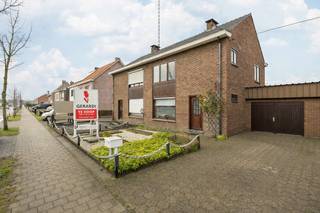 Charmante woning met drie slaapkamers.<br /><br />Ontdek deze gezellige half open bebouwing met verbonden garage, gelegen in een rustige straat in Sint-Jozef.<br />De woning geniet van drie volwaardige slaapkamers en ligt op een perceel van 329 m².<br />Het pand is momenteel verhuurd, wat het ook interessant maakt voor investeerders.<br /><br />Indeling:<br />Gelijkvloers:<br />-Inkomhal met apart toilet<br />-Berging<br />-Keuken<br />-Woonkamer<br />-Eetkamer<br />-Garage met berging<br /><br />Eerste verdieping:<br />-Slaapkamer 1 ( 11 m²)<br />-Slaapkamer 2 ( 14 m²)<br />-Slaapkamer 3 ( 8 m²)<br />-Badkamer<br />-Vlizotrap naar opbergzolder<br /><br />Bijzonderheden:<br />-EPC D: geen renovatieverplichting<br />-Elektrische keuring conform<br />-Momenteel verhuurd<br /><br />Mis deze kans niet en plan een bezoek in!<br />0497 27 14 64<br />camilla@albert.immo