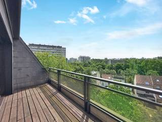 Situé à deux pas de la station de métro Beaulieu et de l'école japonaise, venez découvrir ce lumineux appartement de coin de +/- 103m².
Il est situé au 4ème étage d'un immeuble avec ascenseur.
Vous pourrez profiter d'un hall d'entrée avec vestiaire encastré, d'un spacieux et lumineux séjour, d'une cuisine entièrement équipée, d'une arrière cuisine/buanderie, de deux grandes chambres (+- 18m2 et +- 14m2), d'une salle de bain, d'une salle de douche, d'une toilette et d'une belle terrasse plein sud avec une vue dégagée sur le quartier des Pêcheries et son étang.
Vous profiterez également d'un garage box fermé et d'une cave pour 125€ de supplément (obligatoire).
"Beaulieu" est un quartier verdoyant et calme à proximité des commerces, des transports en commun (bus et métro) et d'un accès facile à l'autoroute et au Ring de Bruxelles. Vous serez également tout proche de l'Ecole Japonaise et de l'Ecole Européenne.
Provision pour charges communes et eau froide : 150€/mois. Chaudière au gaz récente.
Excellent PEB : D+ - 155 kWh/m2 - 30 kg/CO2 - numéro : 202504250000712405012
Disponible immédiatement. Bail long terme.
Contact : Laurent +32 478 24 45 85 ou laurent.michiels@weinvest.be