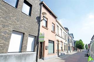 Deze verrassend ruime woning is gelegen op enkele passen van de Markt van Eekloi<br /><br />Samenstelling: inkomhal, woonkamer met gezellige haard en een eetplaats, berging, volledig ingerichte keuken met veel bergruimte, bijkeuken, toilet.<br /><br />Op de verdieping: 2 ruime slaapkamers, badkamer met ligbad (douchescherm) en een ruime zolder.<br /><br />De woning heeft een gezellige koer met terras waar U in alle rust kan genieten. Daarnaast is er ook een private garagebox achteraan, die makkelijk toegankelijk is.<br /><br />Bezoek steeds na afspraak.