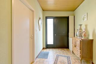 Woning met 3 slaapkamers en 2 garages te koop in Zele – € 215.000. Op zoek naar een woning met veel ruimte en tal van mogelijkheden? Deze woning, gelegen te Heikant 277 in Zele, beschikt over een bewoonbare oppervlakte van maar liefst 171 m², drie slaapkamers, de mogelijkheid om een vierde slaapkamer te creëren en twee garages.Bij het betreden van de woning kom je in de inkomhal, die toegang geeft tot de slaapkamer op het gelijkvloers en de woonkamer, bestaande uit een zithoek en eethoek. Verder bevinden zich op het gelijkvloers ook, de keuken, een praktische wasplaats, badkamer en toilet. Op de eerste verdieping zijn er nog twee slaapkamers aanwezig. Daarnaast biedt deze verdieping de mogelijkheid om een extra slaapkamer in te richten, waardoor de woning ook interessant kan zijn voor wie nood heeft aan bijkomende ruimte voor een gezin, een bureau of een hobbykamer. Buiten beschikt de woning over een aangelegd koertje en twee garages, wat zorgt voor extra comfort en praktische opbergruimte. De woning is gelegen in de omgeving van Heikant in Zele, met voorzieningen voor het dagelijkse leven en verbindingswegen in de ruimere omgeving. EPC-label F met een energiescore van 1.100 kWh/m² per jaar. Let op: voor woningen met een EPC-label E of F geldt in Vlaanderen een renovatieverplichting na aankoop. De woning is momenteel verhuurd. P-score: B – G-score: B. Stedenbouwkundige informatie: Wglk, Vg, Gvv, Gmo, Gvkr. Interesse in deze woning of wens je meer informatie? Neem gerust contact op via jens@capston.be.