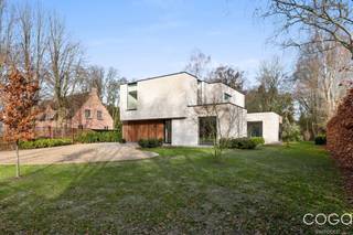 Exclusief afgewerkte nieuwbouwvilla op 2.295m² met prachtig buitenzwembad! Het eigendom is gelegen op een rustige, groene en goed bereikbare...