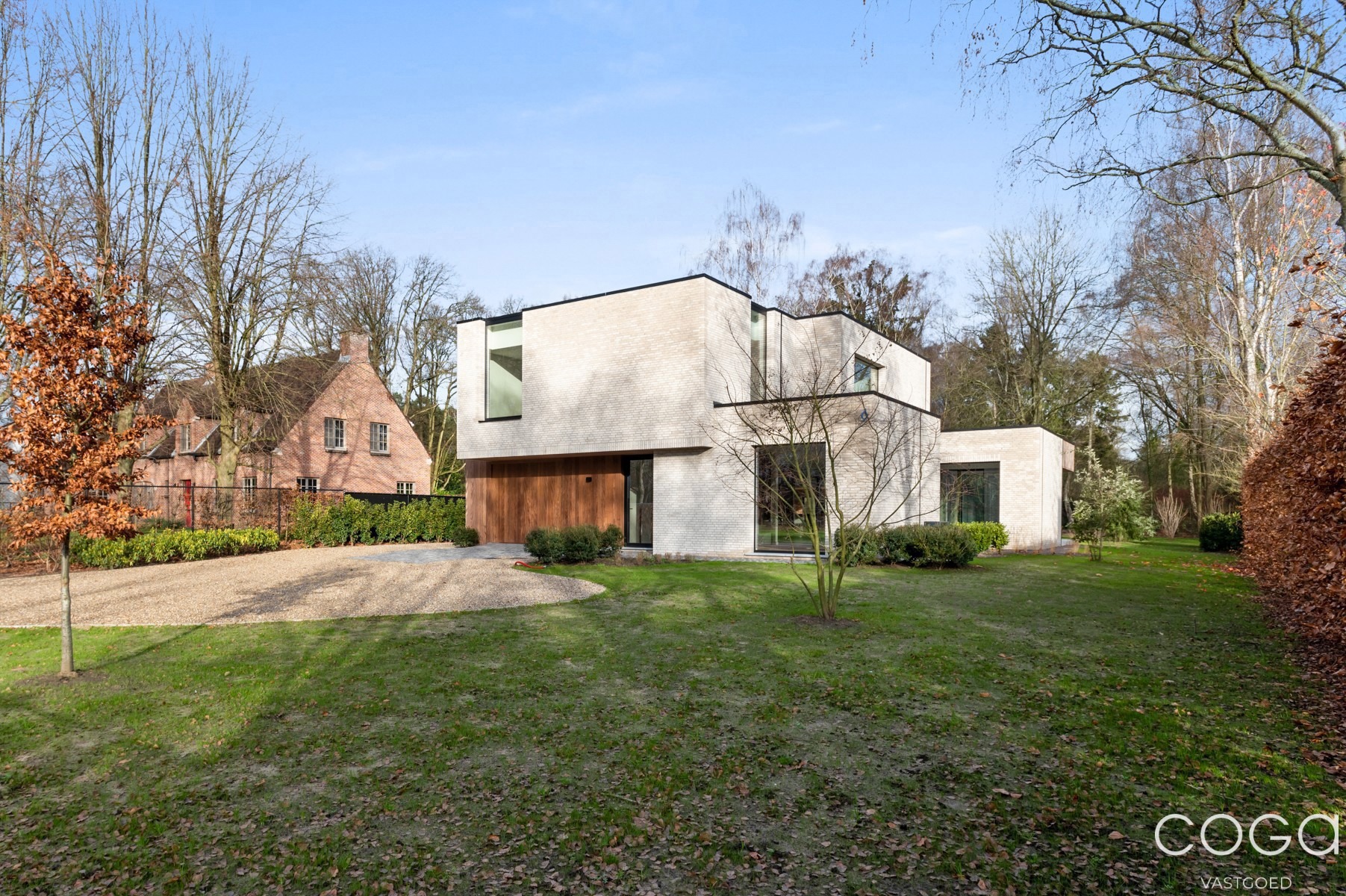 Exclusief afgewerkte nieuwbouwvilla op 2.295m².  - foto 2