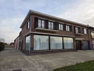 RUIM GELIJKVLOERSAPPARTEMENT MET 1 SLAAPKAMER, BUREAU EN 2 AUTOSTAANPLAATSENligging met vlotte bereikbaarheid via N17, N16 en A12Inkomhal / wc /...