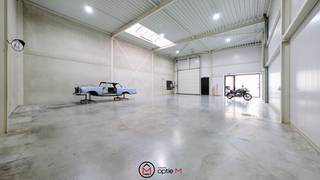 Nieuwbouw KMO-unit van 217 m2 inclusief 8 privé-parkeerplaatsen, gelegen in het bedrijvenpark Heros, de voormalige site van Concentra langs de Herkenrodesingel te Hasselt. <br /><br />De unit is voorzien van een geautomatiseerde sectionaalpoort en een aparte inkomdeur. <br />Vrije hoogte van 6 meter.<br /><br />Aan de voorzijde en zijkant van de unit zijn er acht parkeerplaatsen voorzien.<br /><br />Kan gebruikt worden als opslag, atelier, productie, ...<br /><br />Er zijn voorzieningen om een mobiel kantoor te plaatsen.<br />Meer info hierover via kantoor.<br /><br />Onmiddellijk beschikbaar.<br /><br />Verhuur onder BTW-stelsel.<br />OVH ten laste van de huurder.<br /><br />Meer info over alle mogelijkheden via ons kantoor op 011/23 11 01 of via mail info@optie-m.be<br /><br />TECHNISCHE INFO:<br /><br />Brandklasse - Klasse C cfr. Basisnorm brandpreventie voor industriële gebouwen<br />EPB - K-peil 40 voor loodsen<br />Constructie - Staalconstructie loodsen, vrije hoogte min. 6m<br />Buitengevels - Geïsoleerde en gelakte aluminium sandwichpanelen met 100 mm isolatie. Geïsoleerde betonpanelen met 100 mm isolatie.<br />Wanden - Scheidingswanden tussen de units in betonpanelen<br />Dak - Wit gelakte geprofileerde staalplaten, 120 mm PIR isolatie, PVC dakdichting<br />Lichtstraten - Lichtgebogen lichtstraten in meerwandig polycarbonaat met geïntegreerde rook- en warmte afvoer<br />Poorten - Elektrische geïsoleerde sectionaalpoorten<br />Buitenschrijnwerk - Aluminium buitenschrijnwerk met thermisch onderbroken profielen en dubbele beglazing (K-waarde 1,1)<br />Vloer - Gepolierde betonvloer met vloerbelasting van 1 ton / m2 in de loodsen en showrooms .