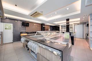 Ce bien de rendement composé de deux appartements loués et d'un rez-de-chaussée commercial est situé Antwerpsestraat 251 à Mortsel.DESCRIPTION DE...