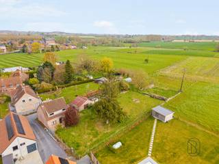Ontdek deze vrijstaande woning die volledig te renoveren is, gelegen in het charmante dorp Wodecq, rustig gelegen en weg van de weg, met een...