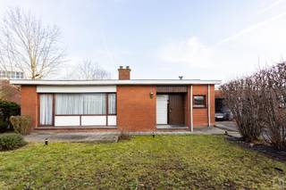 Deze op te frissen woning is gelegen in een groene en rustige woonwijk, nabij het centrum en het station van Ronse. De kindvriendelijke omgeving en...