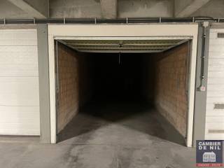 Makkelijk inrijdbare, dubbele, gesloten garagebox onder het Van Bunnenplein op niveau -3afmetingen:+/- 9,95 m x +/- 2,32 m x +/- 2 m...