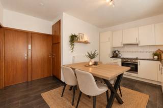 <strong>Instapklare gezinswoning met een bewoonbare oppervlakte van maar liefst 256m², 4 slaapkamers en inpandige garage op een perceel van 211m² in het centrum van Balen. EPC 220 kWh/m² Label C. <br /><br />Ligging:</strong> dichtbij lokale voorzieningen en scholen en biedt een vlotte verbinding naar het centrum van Balen en omliggende steden.<br /><br /><strong>Indeling: -1: </strong>kelder. <b>Gelijkvloers:</b> inkomhal, keuken, leefruimte, wasplaats, berging, toilet, garage. <strong>+1:</strong> 2 slaapkamers, badkamer, bureau. <strong>+2: </strong>2<strong> </strong>slaapkamers, bergzolder.<strong> Buiten:</strong> terras, tuin, doorgang voor fietsen en vuilbakken naast het huis. <br /><br /><strong>Omschrijving:</strong> bij het binnenkomen betreedt u de inkomhal met toegang tot de inpandige garage, de keuken en de trap. <br />Als we doorlopen naar de keuken dan merkt u meteen dat deze woning zeer degelijk en aangenaam ingericht is voor een (groter) gezin. Vanuit de keuken komt u in de ruime woonkamer in 2 delen. Overal dubbele beglazing, rolluiken en ingemaakte kasten op verschillende plaatsen maken het comfort in deze woning alleen maar compleet. <br />Als u van de keuken verder doorloopt naar de achterbouw, dan komt u in een zeer praktische wasplaats met veel bergruimte en het toilet.
<p>Vanuit deze achterbouw heeft u rechtstreeks toegang naar buiten. Hier bevindt zich een terras en de tuin. Voor het onderhoud van de tuin kan er gebruik gemaakt worden van regenwater dat opgevangen wordt in de grote regenwaterput.</p>
<p>Op de eerste verdieping bevinden zich 2 grote slaapkamers en de badkamer. Deze badkamer is ruim en geeft plaats aan een toilet, een inloopdouche, ligbad en lavabomeubel. <br />Op deze verdieping bevindt zich een derde grote kamer waardoor je loopt om de trap naar de tweede verdieping te bereiken. Deze kamer kan perfct dienst doen als bureau/ werkruimte, speelkamer of hobbykamer. <br /><br />Op de 2de verdieping zijn er 2 prachtige grote slaapkamers en een derde zolderkamer. Ook hier zijn er ingemaakte kasten voor extra bergruimte.</p>
<p>Tot slot beschikt de woning tevens over een droge proviandkelder.<br /><br /><strong>Bijzondere informatieplicht:</strong> <em><span>omgevingsvergunning stedenbouwkundige handelingen uitgereikt, woongebied, geen rechterlijke herstelmaatregel of bestuurlijke maatregel opgelegd of opname in het maatregelenregister, geen voorkooprecht ruimtelijke ordening, geen omgevingsvergunning voor verkavelen van gronden.</span></em></p>