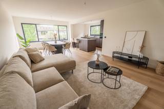 Totaalrenovatie 2026 van 4 appartementen.
GVL: Verkocht
Verdieping 1: Verkocht
Verdieping 2: Verkocht
Verdieping 3: €315.000 + €25.000 (bijhorende garagebox)
In een rustige en aangename woonomgeving te Mortsel bevindt zich dit recent en hoogwaardig gerenoveerde appartement met twee ruime slaapkamers. Dankzij de kwalitatieve afwerking, energiezuinige voorzieningen en praktische indeling is dit de ideale woonst voor eigen bewoning of een interessante investering.
Het appartement maakt deel uit van een kleinschalig gebouw met slechts vier appartementen, dat in 2026 een totaalrenovatie onderging. Bij het betreden van het appartement komt u terecht in de inkomhal met apart gastentoilet. De ruime en lichtrijke leefruimte sluit naadloos aan op de open, volledig geïnstalleerde keuken, uitgerust met een kookeiland, inductiekookplaat met geïntegreerde dampkap, vaatwasser, afzonderlijke koelkast en diepvriezer, en ruime opbergmogelijkheden. Aansluitend bevindt zich een praktische berging met aansluitingen voor wasmachine en droogkast.
Verder beschikt het appartement over twee volwaardige slaapkamers, een moderne badkamer met inloopdouche en een gezellig terras waar u in alle rust kan genieten.
Ook op technisch vlak werd niets aan het toeval overgelaten. Het gebouw werd energetisch volledig geoptimaliseerd met gevelisolatie, nieuwe hoogrendementsbeglazing en een geïsoleerd plat dak.
De elektriciteitsinstallatie is volledig conform en ook alle leidingen voor verwarming en gas werden vernieuwd.
Achteraan het gebouw bevindt zich een ruime garagebox, bereikbaar via de zijkant van het pand. Deze garage dient verplicht mee aangekocht te worden voor € 25.000.
Een instapklaar appartement waar comfort, energiezuinigheid en een rustige ligging perfect samenkomen.