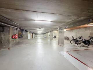 Centraal gelegen autostaanplaats op verdieping -1, vlakbij het strand.