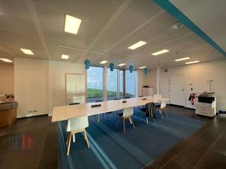 Espace de bureau fantastique de 325m² avec une excellente visibilité à louer près de l'E17.Ces bureaux au rez-de-chaussée sont prêts à emménager et...