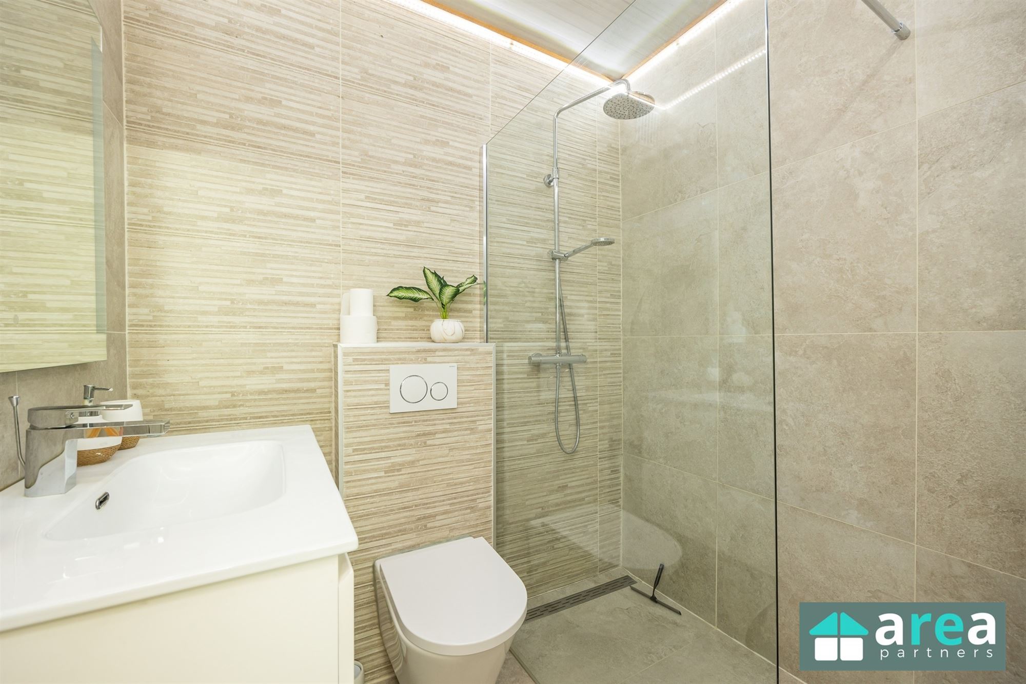 Instapklare gezinswoning met 4 slpk. én tuin in Sint-Niklaas! - foto 2