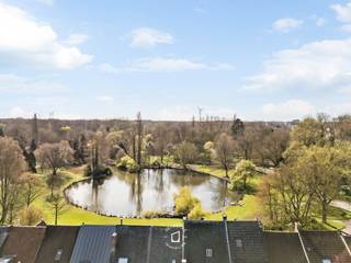 <strong>KIJKDAG ZATERDAG 11 APRIL - OP AFSPRAAK: stephanie@immodelestre.be. Wonen of investeren in één van de meest gegeerde en gezellige buurten van Aalst, vlakbij het Stadspark? </strong>Dit lichtrijke appartement biedt u de ideale combinatie van rust en een centrale ligging. Gelegen op wandelafstand van horeca, openbaar vervoer, scholen en supermarkten, geniet u hier van alle comfort binnen handbereik.<br />Het appartement bevindt zich op <strong>de tweede verdieping van een rustige, kleinschalige residentie mét lift.</strong> De indeling is als volgt: inkomhal, lichtrijke leefruimte die erg ruim aanvoelt, met open zicht en veel natuurlijke lichtinval, voorzien van een balkon, vernieuwde badkamer, één slaapkamer en een ruim, zonnig terras aan de achterzijde waar het heerlijk vertoeven is.<br /><strong>Extra troef is de privatieve kelder. </strong>Parkeren kan makkelijk in de omliggende straten (al dan niet met bewonerskaart). Ideaal als eigen woonst of als investering! <strong>Elektrische keuring conform tot 2044. EPC LABEL: B. </strong>Voor meer info of een bezoek: stephanie@immodelestre.be of 0474 33 27 85.