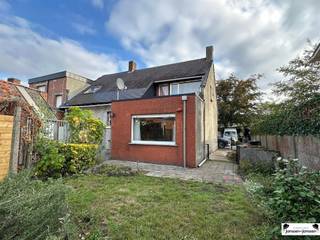 <p><span>Maison mitoyenne à rénover avec beaucoup de potentiel dans une impasse calme</span></p><p><span>Découvrez cette </span><span>maison mitoyenne sur un terrain de 234 m²</span><span>, située dans une </span><span>rue calme et sans issue</span><span>. </span><span> Cette propriété offre une excellente base pour ceux </span><span> qui recherchent</span><span>un projet d'avenir :</span><span> idéal pour ceux qui aiment mettre leur propre empreinte sur une maison avec du caractère et de l'espace.</span></p><p><span>Au </span><span>rez-de-chaussée</span><span>, vous trouverez un </span><span>séjour spacieux et lumineux avec une cuisine ouverte</span><span>, parfaite pour créer un espace de vie moderne. </span><span>La salle de bains</span><span> est particulièrement spacieuse et équipée d'une douche, de toilettes et d'un lavabo, avec beaucoup d'espace pour ajouter des conforts supplémentaires tels qu'une baignoire ou des placards supplémentaires.</span></p><p><span>Le </span><span>premier étage</span><span> comprend </span><span>deux chambres exceptionnellement spacieuses</span><span>, avec la possibilité d'</span><span>en créer une troisième ou même une quatrième</span><span>. </span><span> Au-dessus, il </span><span>y a un grand grenier de stockage sur l'ensemble du toit incliné</span><span>, idéal comme espace de stockage supplémentaire ou à convertir après la rénovation.</span></p><p><span>En outre, la propriété dispose d'un </span><span>sous-sol</span><span>, utile comme pièce de stockage ou local technique. Il y a également </span><span>un garage</span><span> spacieux </span><span>. </span><span> Le </span><span>jardin</span><span> offre de nombreuses possibilités pour créer un espace extérieur agréable.</span></p><p><span>Points forts :</span></p><ul><li><span>Immeuble mitoyen très lumineux et situé au calme dans une impasse</span></li><li><span>Grand potentiel de rénovation</span></li><li><span>Label EPC D </span><span>pas d'obligation de rénovation</span><span>, rénovez à votre rythme</span></li><li><span>Deux grandes chambres (possibilité de 3-4)</span></li></ul><p><span>Veuillez noter qu'il s'agit d'un prix fixe. </span><span>Cette méthode vous permet, en tant qu'acheteur potentiel, d'</span><span> enchérir de</span><span>manière transparente</span><span>. Après avoir reçu les offres, le vendeur décide de vendre le bien à l'offre la plus élevée. La mise à prix n'est donc pas contraignante pour le vendeur.</span></p><p><span>Vous êtes intéressé ?</span><span> Contactez-nous dès aujourd'hui et fixez un rendez-vous pour une visite !</span></p><p><span> </span></p>