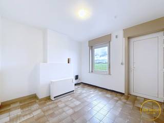 Deze halfopen woning in Staden is gelegen midden in de velden en biedt vergezichten in alle richtingen.Indeling van de woning:Gelijkvloers:De woning...