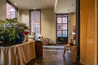 PRACHTIG HOEKPAND OP EEN TOPLIGGING<br />Een woning, handelszaak of kantoor als uit een sprookje – waar elke hoek sfeer, warmte en gezelligheid uitstraalt.<br />Een plek die je niet alleen ziet, maar echt voelt.<br /><br />Prachtig hoekpand (hierdoor  krijg je prachtige lichtinvallen)  Handelspand, kantoor, praktijk van ongeveer  110 M² <br />Natuurstenen vloeren Atelier met wasbak, terrasje, garage<br /><br /><strong>1 ste verd</strong>    de kleuren de sfeer dompelen je meteen onder in een magische beleving die je niet snel vergeet ( bijna alle meubelen kan je ook kopen )<br />Leefruimte met open haard cassette aanpalend de eetruime bij de praktische ingerichte keuken<br />Verder nog een zeer aangenaam bureelhoek met ingemaakte kasten, slaapkamer en schuifdeur naar een bijzondere sfeervolle badkamer met ligbad<br /><strong>2 de verd</strong>     een prachtige hoge ruimte momenteel een master bedroom makkelijk in te delen in nog meerder slaapkamers<br />ZONNEPANELEN <br />EPC 348<br />52 FOTO S OP www.immo-service.be 