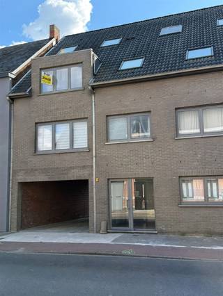 <h3><span>Leuk appartement met 2 slaapkamers, terras en parking</span></h3><p><span>Dit verzorgd appartement beschikt over een praktische indeling, twee slaapkamers en een terras aan de achterkant. </span></p><p><span>Dankzij de goede ligging nabij belangrijke verbindingswegen is het bovendien vlot bereikbaar.</span></p><p><span>De leefruimte is ruim en geniet van een open keuken. Achteraan bevindt zich het zonnige terras.</span></p><p><span>Verder omvat het appartement een praktische berging met aansluiting voor de wasmachine, twee slaapkamers, een badkamer met ligbad en een afzonderlijk gastentoilet.</span></p><p><span>Een belangrijke troef is de parking achteraan het gebouw. Hier is plaats voor één à twee wagens. Daarnaast is er een afgesloten fietsenberging, wat zorgt voor extra comfort en gebruiksgemak.</span></p><p><span><strong>De belangrijkste troeven op een rij:</strong></span></p><ul><li><span>Ruime leefruimte met open keuken</span></li><li><span>2 slaapkamers</span></li><li><span>Zonnig terras</span></li><li><span>Badkamer met ligbad</span></li><li><span>Aparte berging met aansluiting voor wasmachine</span></li><li><span>Afzonderlijk gastentoilet</span></li><li><span>Parking achteraan voor 1 à 2 wagens</span></li><li><span>Afgesloten fietsenberging</span></li><li><span>Rustige woonomgeving</span></li><li><span>Goede ligging nabij belangrijke verbindingswegen</span></li></ul><p><span>Een praktisch appartement met een goede combinatie van wooncomfort, bereikbaarheid en parkeermogelijkheden.</span></p><p><span><strong>Interesse? Neem dan snel contact op voor meer informatie of om een bezoek in te plannen.</strong></span></p><p><span><strong>0475/62.74.00</strong></span></p>