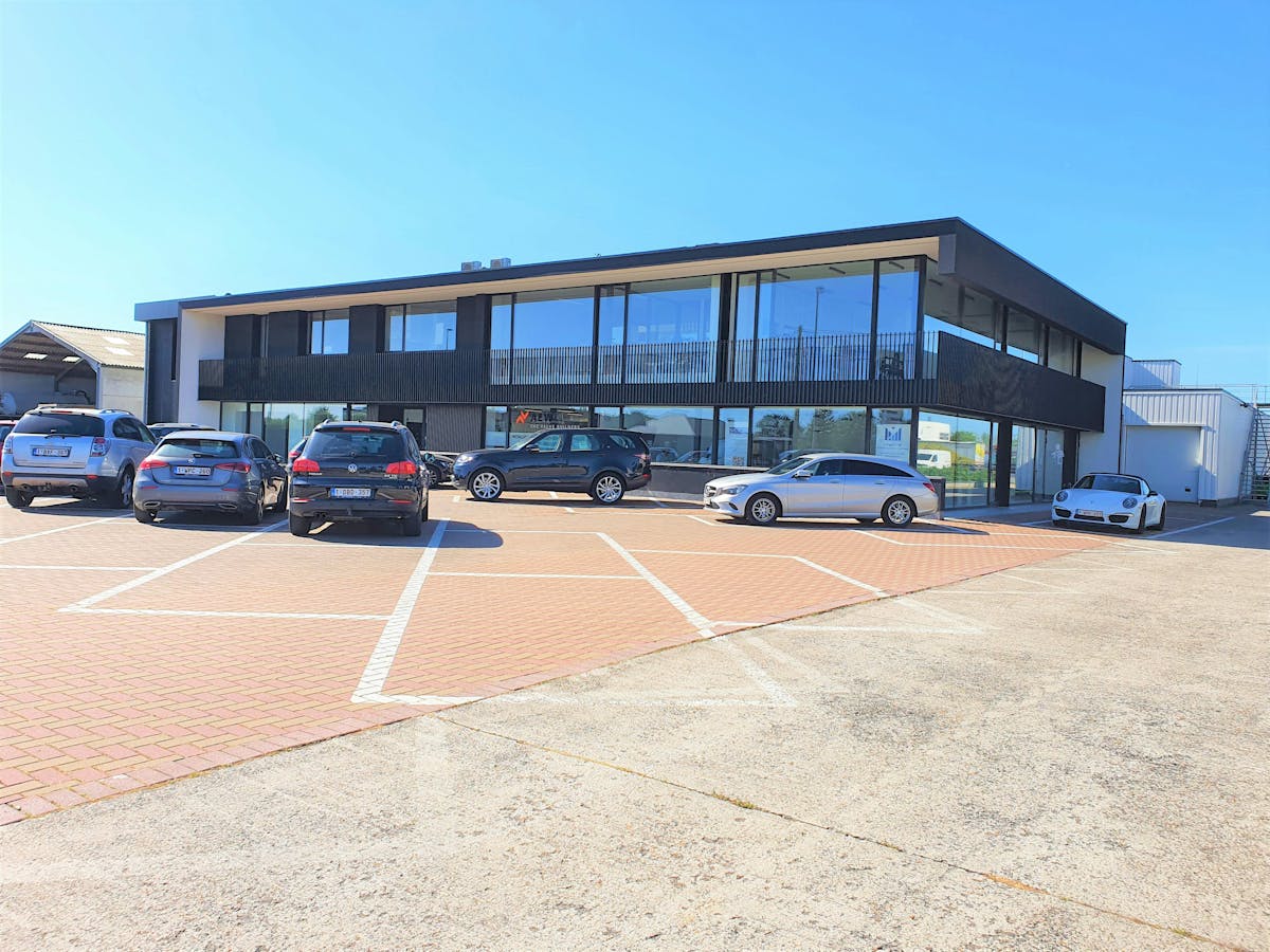 Bureaux (25-100 m²) à louer à Nazareth - photo 1