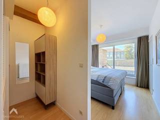<p>Lichtrijk appartement gelegen op de eerste verdieping, centraal gelegen op wandelafstand van winkels, diensten en openbaar vervoer, met een vlotte verbinding naar de R8 en E17.</p>
<p>Het appartement omvat een inkomhal met apart gastentoilet, een gezellige leefruimte met zit- en eethoek en parketvloer, een bureauruimte/kinderkamer en een open keuken, voorzien van alle comfort en een praktische ontbijthoek. Via het schuifraam bereikt u het zeer ruime terras, waar u geniet van een aangenaam open zicht en groen.</p>
<p>Het slaapgedeelte bestaat uit een ruime slaapkamer met aansluitende dressingruimte en een en-suite badkamer, uitgerust met een bad/douchecombinatie, tweede toilet en wastafel. Hier bevinden zich eveneens de aansluitingen voor wasmachine en droogkast.</p>
<p>Op de kelderverdieping beschikt het appartement over een ruime berging, dankzij de vlotte toegankelijkheid ideaal voor het stallen van fietsen, en een private staanplaats.</p>
<p>Extra troeven:</p>
<ul>
<li>Gunstig EPC</li>
<li>Conforme elektrische installatie</li>
<li>Nieuwe condensatieketel en aangepaste schouwen</li>
<li>Private staanplaats</li>
<li>Ruime, fietstoegankelijke kelderberging</li>
<li>Zeer ruim terras met open zicht</li>
<li>Lift aanwezig</li>
<li>Centrale ligging met vlotte bereikbaarheid</li>
</ul>
<p>Deze woning is te koop ZONDER makelaar via het concept van Smart Houses! Wenst u verdere inlichtingen of een bezoek? Contacteer rechtstreeks de eigenaar via +32475452990</p>