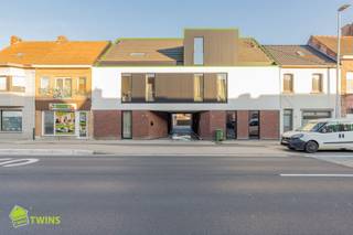 <p><span>Modern appartement met terras en staanplaats te Grembergen bij Dendermonde </span></p><p><span> </span></p><p><span>Dit appartement maakt deel uit van een kleinschalige residentie van 5 appartementen en bevindt zich op de tweede verdieping. Deze eigendom is centraal gelegen in Grembergen en bevindt zich op enkele minuten van openbaar vervoer, scholen en allerlei handelszaken. De grote markt van Dendermonde situeert zich op 2km. </span></p><p><span>Dankzij de centrale ligging en vlotte bereikbaarheid is dit appartement ideaal voor wie comfortabel en praktisch wil wonen.</span></p><p><span>Dit gezellig appartement werd gebouwd in het jaar </span><span>2021</span><span>. De woning heeft een bruikbare vloeroppervlakte van </span><span>111</span><span> </span><span>m². </span><span> </span></p><p><span> </span></p><p><span>Als Indeling</span><span>:</span><span> op de </span><span>tweede verdieping</span><span> bevindt zich een inkomhal, een moderne badkamer voorzien van inloopdouche en badkamermeubel, een apart toilet, 2 ruime slaapkamers, een ruime berging, een volledig uitgeruste open keuken en een lichtrijke leefruimte die uitgeeft op het zonnige terras. </span></p><p><span> </span></p><p><span>Bijhorende staanplaats dient verplicht aangekocht te worden aan </span><span>15.000,00 EUR. </span></p><p><span> </span></p><p><span>Momenteel is er geen syndicus aangesteld, bijgevolg zijn er dus ook geen syndicale kosten. </span></p><p><span> </span></p><p><span>De verwarming is voorzien op vloerverwarming via CV op aardgas met een hoogrendement condensatie ketel | elektriciteit volledig </span><span>CONFORM</span><span> volgens het </span><span>AREI </span><span>| ramen met dubbel </span><span>HR-glas</span><span> |</span><span> </span><span>deze woning heeft een mooi E-Peil van </span><span>19 </span><span>en een </span><span>LABEL A </span><span>waardoor u kan genieten van een uitzonderlijk laag energieverbruik | terras van </span><span>13,5m². </span></p><p><span> </span></p><p><span>Aankoop reeds mogelijk met 2 % registratierechten voor eigen bewoning of wie opzoek is naar een opbrengst eigendom met een netto huur </span><span>rendement van + 3,25%. </span><span>(mogelijke huurwaarde van 924,00 euro per maand).</span></p><p><span> </span></p><p><span>Voor meer info of een bezoek: </span><span><span>info@immotwins.be</span></span><span> - 052/55.55.55. </span></p><p><span> </span></p>