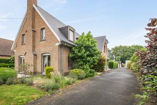 Sint-Martens-Leerne: Huis met 4 slaapkamers, 3 hangars en 2400m² grond te koop in het prachtige Sint-Martens-Leerne. Deze knappe woning met grote...